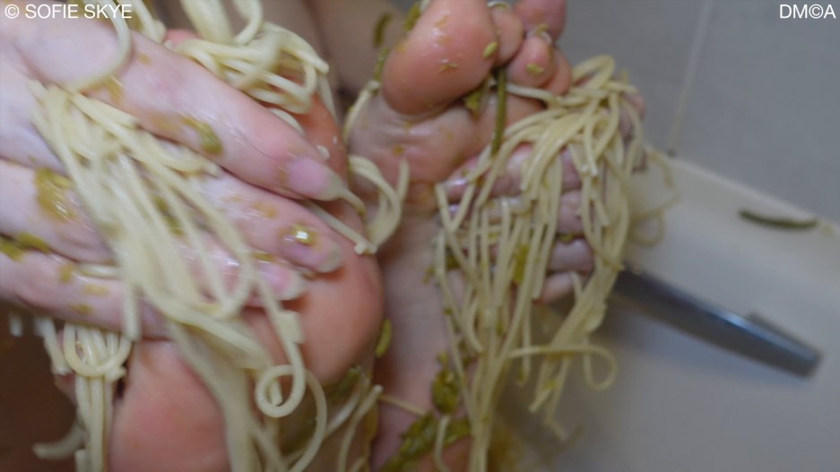 Sofie Skye – Messy Food Play Spaghetti Beans Chips